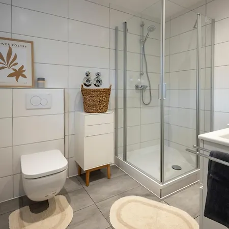 Modernes, Stilvolles 1 *